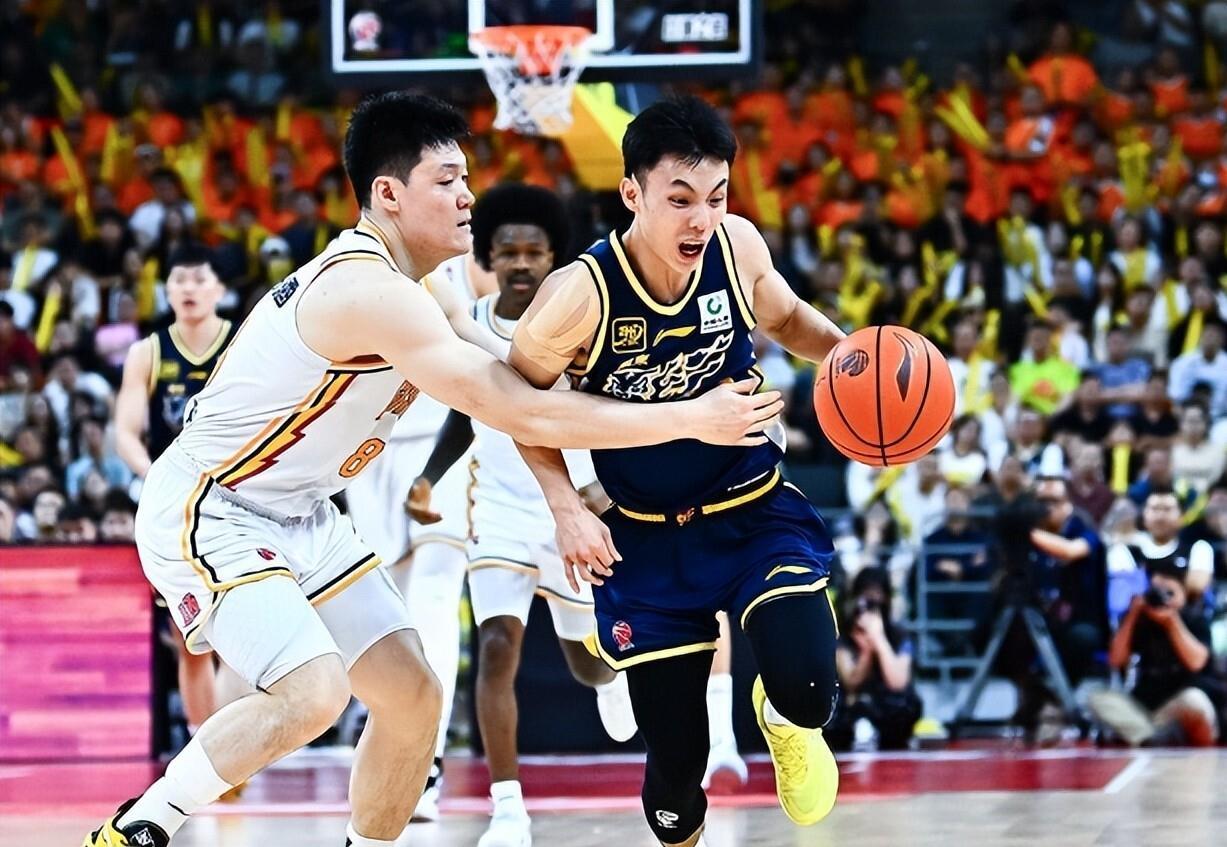 关键时刻广东宏远调整名单以备德甲,官宣签约环节打磨,媒体盛赞,更衣室氛围转暖 关键时刻广东宏远调整名单以备德甲,官宣签约环节打磨,媒体盛赞,更衣室氛围转暖