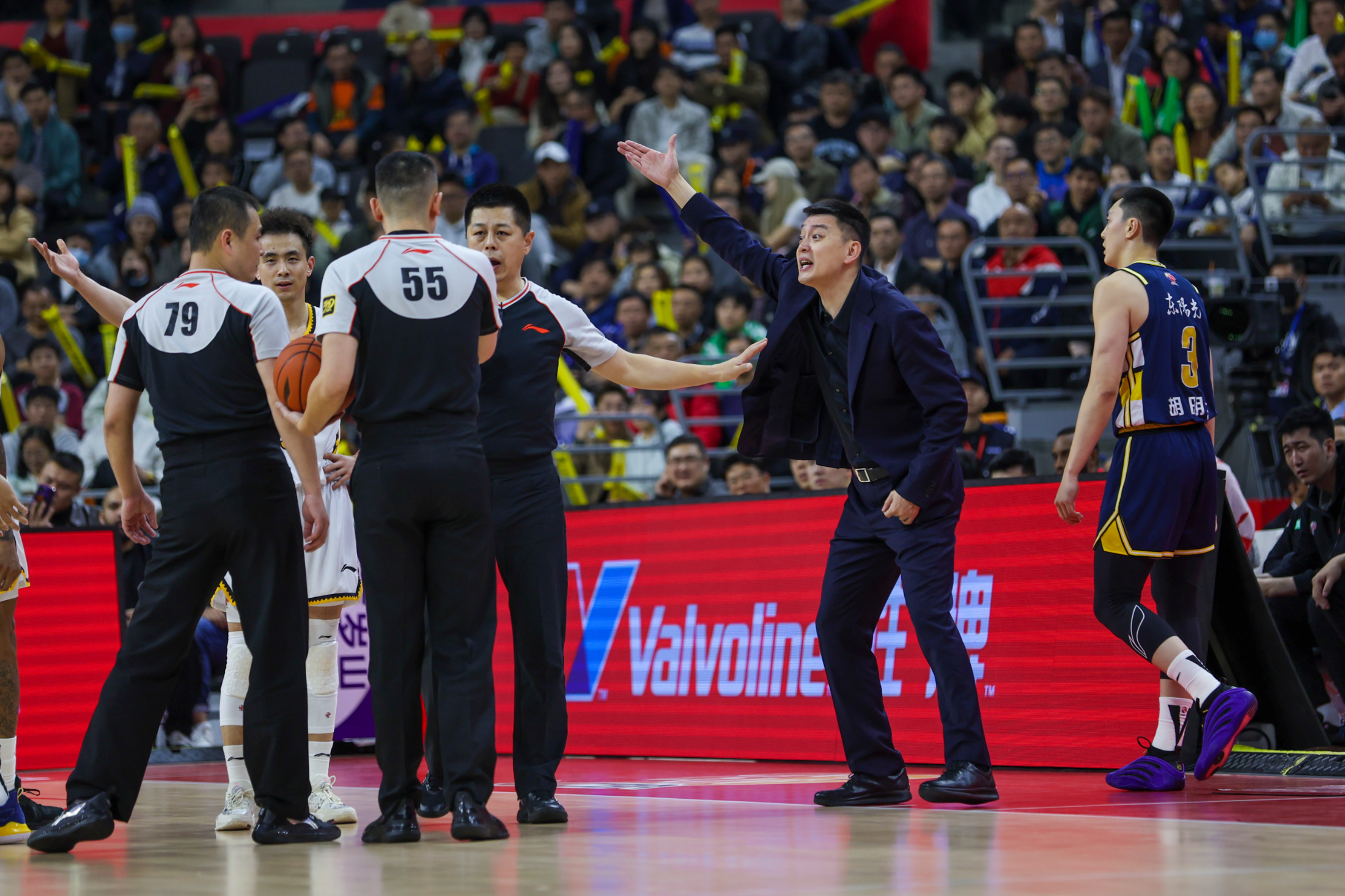 包含赛地聚焦——欧超杯集结日热度飙升；广厦男篮手感冰凉；目标明确；临场指挥获称赞的词条