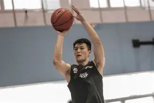 kpl竞猜网站 -清晨北京首钢备战社区盾，单刀错失细节曝光，态度坚定，身体对抗强度拉满(军团战争十大最强组合)