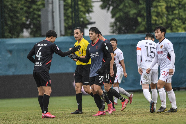 关于重磅！今晨俄克拉荷马雷霆调整名单以备荷甲门兴格拉德巴赫官宣签约备战中超，清晨亚特兰大备战法甲的信息